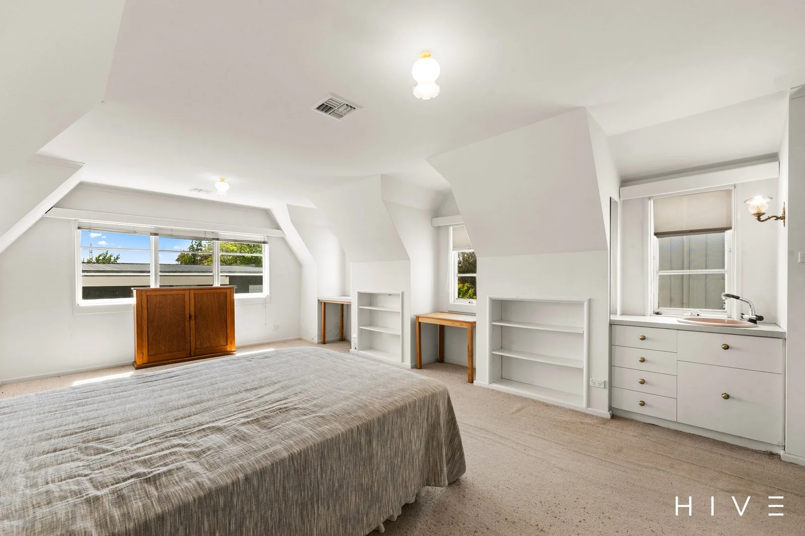 Photo of 36 Melbourne Avenue, Deakin ACT 2600