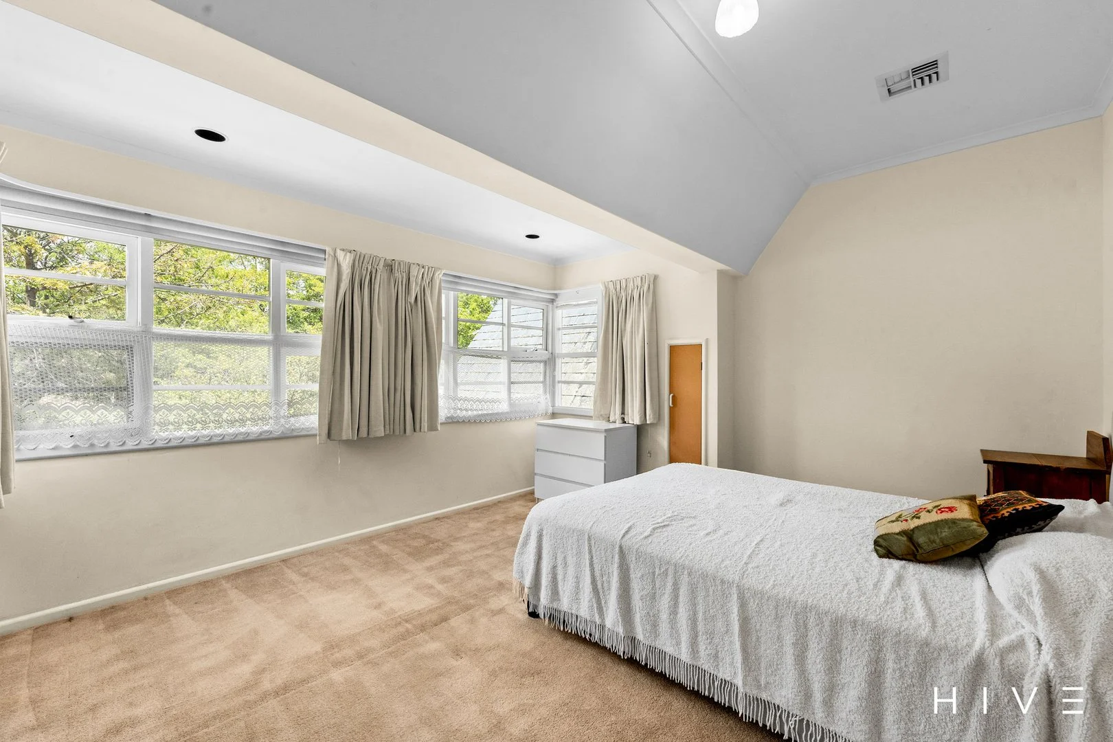 Photo of 36 Melbourne Avenue, Deakin ACT 2600